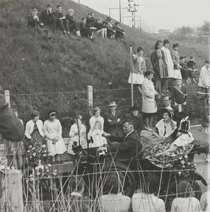 1104 Optocht Otto van Reesweg. Feest ter gelegenheid van 25-jarig huwelijk Koningin Juliana.