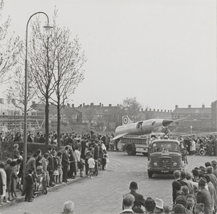 1108 Optocht Otto van Reesweg. Feest ter gelegenheid van 25-jarig huwelijk Koningin Juliana.