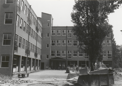 1203 Na de brand in het oude Seminariegebouw de nieuwbouw van de sociale academie 'de Nijenburgh'. Nu het stadskantoor ...