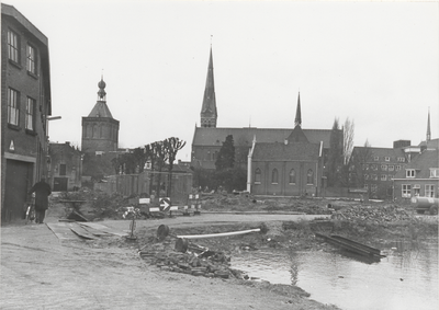 1272 De sloop van lagere school 'de Leilinden' en huizen aan de St.Janskerkhof.
