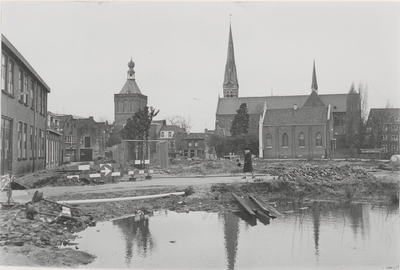 1273 De sloop van lagere school 'de Leilinden' en huizen aan de St.Janskerkhof. In het midden de voormalige Synagoge.