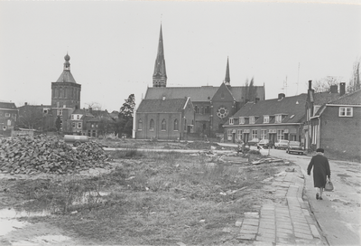 1274 De sloop van lagere school 'de Leilinden' en huizen aan de St.Janskerkhof. In het midden de voormalige Synagoge.