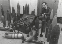 1281 Tentoonstelling granaten bij de Explosieven Opruimingsdienst in Werk aan 't Spoel.
