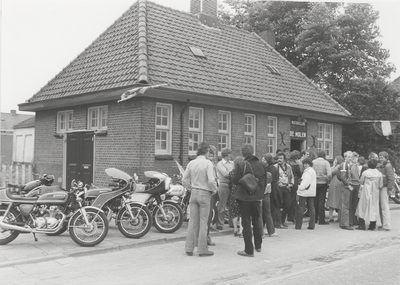 1390 Opening clubhuis Motorclub in voormalig badhuis en zwembadje