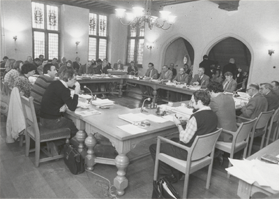 1436 Gemeenteraad bijeen in de schepenzaal van het stadhuis met rechts voor het college.