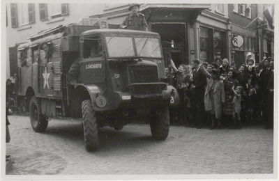 1490 Bevrijding 1945: intocht Canadezen in de binnenstad.