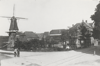 1516 Molen 'de Koornvriend' in 1917 werd de bovenbouw afgebroken en op de voorgrond de T.B.C.trambaan. Foto genomen ...