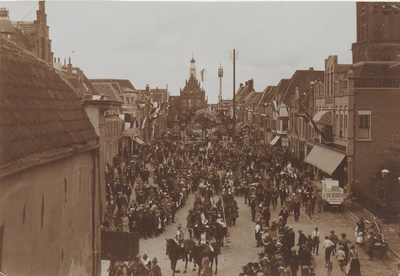 1658 Historische optocht. Stoet gaat Everwijnstraat in