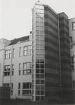 1710 Zijkant van het voormalig Barbaraziekenhuis. Uitbouw in 1991-1992 gereedgekomen. Nu appartementen gebouw.