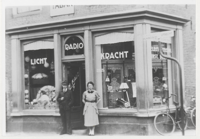 1729 Oude winkel Familie Kalz: Heinz Kalz en zijn vrouw Marie. Open sinds fabruari 1937.