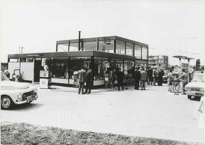1843 Opening van het Gulf tank-station op Terweijde door burgemeester L. Hermans.