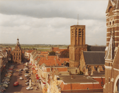 2091 Gezicht op Markt vanaf Binnenpoort Stadhuis en vierkante toren van de NH Grote of St Barbarakerk.