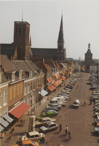 2121 Gezien vanaf het stadhuis. Vierkante toren, RK Barbarakerk en de Binnenpoort.