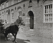 2177 Paard met wagen voor ingang drukkerij Verschoor en Zn. Groentenboer Van Zoelen uit de Kattenstraat