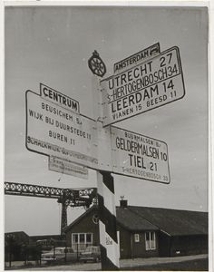 2181 Rijksstraatweg; A.N.W.B. richting-aanwijzingsbord met op achtergrond houtzagerij firma Verwoerd.