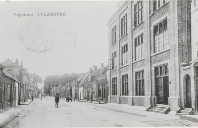 2182 Foto met rechts de fabriek van sigarenkistjes Imprimator en links de oude huizen aan de Prijssestraat