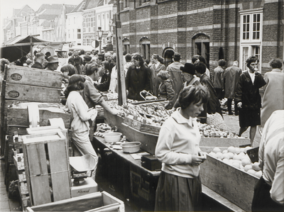 2196 Oude Vismarkt tijdens de weekmarkt