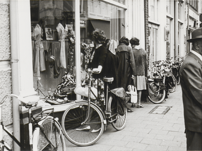 2257 Kledingzaak Kleine Kapel . 1989 verhuurd