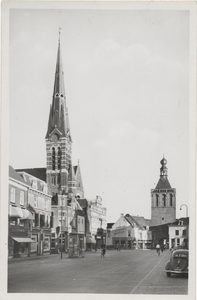 2330 Markt gezien in de richting van de Binnenpoort en de Rooms Katholieke Sint. Barbarakerk
