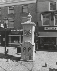 2344 Pomp bij de Grote Kerkstraat. Stadswapen op de pomp