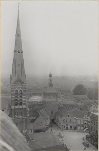 2403 Binnenpoort en Rooms Katholieke Barbarakerk gezien vanaf vierkanten toren van de NH Grote of Sint Barbarakerk.