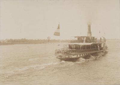 2537 Veerkade met de Culemborgse boot (De Vreeswijk) van de Rederij op de Lek aan de Steiger. Op de achtergrond de Spoorbrug