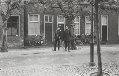 2556 Vermoedelijk Zandstraat. Twee patrouillerende politieagenten waaronder rechercheur Havermans