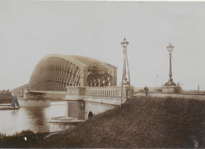 2754 Lek en Spoorbrug gezien vanaf Spoordijk. Geretoucheerde foto voor uitgave prentbriefkaart van Blom & Olivierse