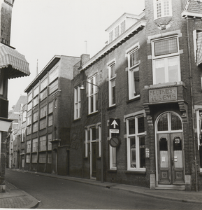 2798 Hoek Grote Kerkstraat-Apotheek Ausems. Confectiefabriek Ausems / Wüst