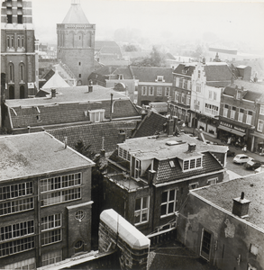 2799 Gezicht op de Grote Kerkstraat en Markt vanaf de Vierkante toren. Te zien een gedeelte van het Seminarie voor de brand