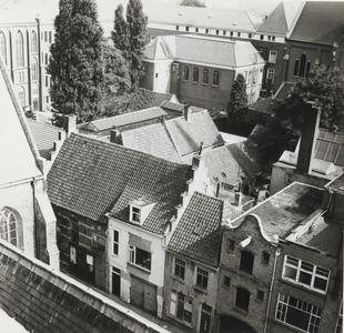 2800 Gezicht op de Grote Kerkstraat en Markt vanaf de Vierkante toren. Te zien een gedeelte van het Seminarie voor de brand