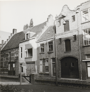 2801 Zuid-zijde. Met nog te restaureren pand Grote Kerkstraat 11