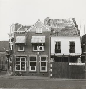 2802 Hoek Grote Kerkstraat-Apotheek Ausems. De winkel daarnaast is in restauratie