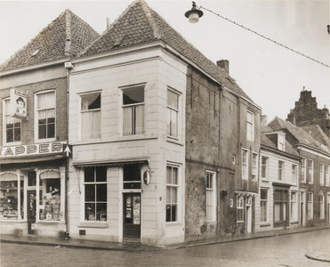 2826 Winkel-woonhuis op de hoek Tollen- en Slotstraat. In dit pand was een melkwinkel gevestigd. Voor de restauratie