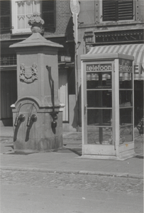 2828 Markt ongeveer ter hoogte van de Grote Kerkstraat. Oude waterpomp en telefoon-cel