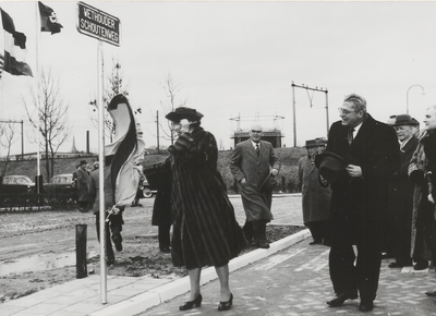 3073 Opening door mevrouw C.C.J. Schouten van de Abeelen. Rechts Burgemeester Van Koningsbruggen