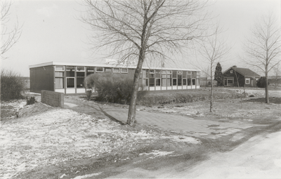 3171 Voormalige lagere school in het veld. Wijkgebouw 't Veld