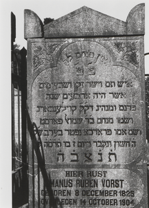 3295 Joodse begraafplaats. Grafstenen