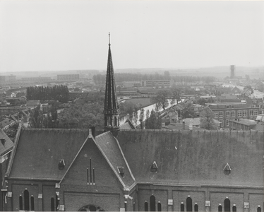 3434 Overzichtsfoto vanaf de Vierkante Toren van de NH Grote of Sint Barbarakerk met rechts de Watertoren en aan de ...