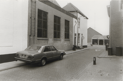 3506 Vanuit de Lange Havendijk zicht op de Vishal. Gebouwtje met natuurstenen pilasters en een vooruitspringende ...