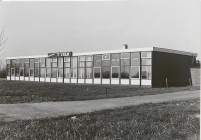 3717 Rietveldseweg. Wijkgebouw in 't veld voordien woning schoolhoofd. Voordien Christelijke lagere school. Gedenksteen ...