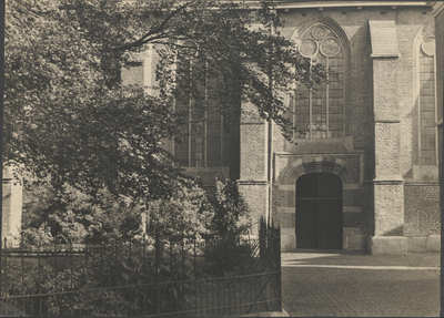 4174 Nederlands Hervormde Kerk. Zij-ingang bij de Kromme Elleboogsteeg. Voor de restauratie