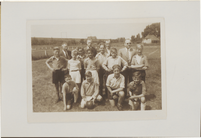 4303 School Witteveenschool . Voetbalelftal. Sportveld Westersingel