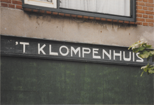 4737 't Klompenhuis . Klompenmakerij van de Fam de Kroon. Monumentendag 1995. Fotoserie gemaakt door A. Derwig. Het ...
