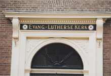 4751 Evang-Lutherse kerk . Houtsnijwerk boven de deur.1839. Gasthuiskerk. 1676. Monumentendag 1995. Fotoserie gemaakt ...
