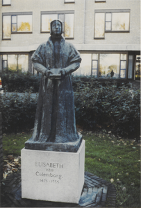 4964 Bronzenbeeld van Elisabeth van Culemborg. Staat in de tuin van het Elisabethhof.