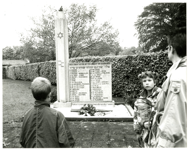 5243 Dodenherdenking. Monument 1940-1945.