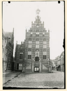 5574 Stadhuis in laat-gotische stijl uit 1539 gebouwd naar ontwerp van Rombout Kelderman. Rechts Oude Vismarkt.