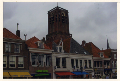 5576 Oostzijde Markt. Vierkanten toren van Nederlands Hervormde Kerk