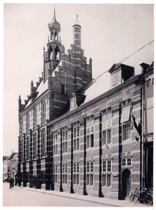5685 Stadhuis in laat-gotische stijl uit 1539 gebouwd naar ontwerp van Rombout Kelderman. Zijkant met de latere ...